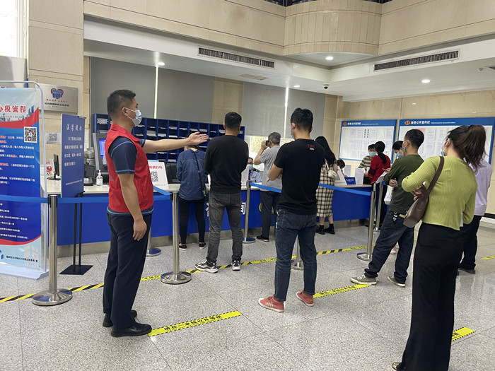 志愿者引导纳税人保持一米间距.jpg