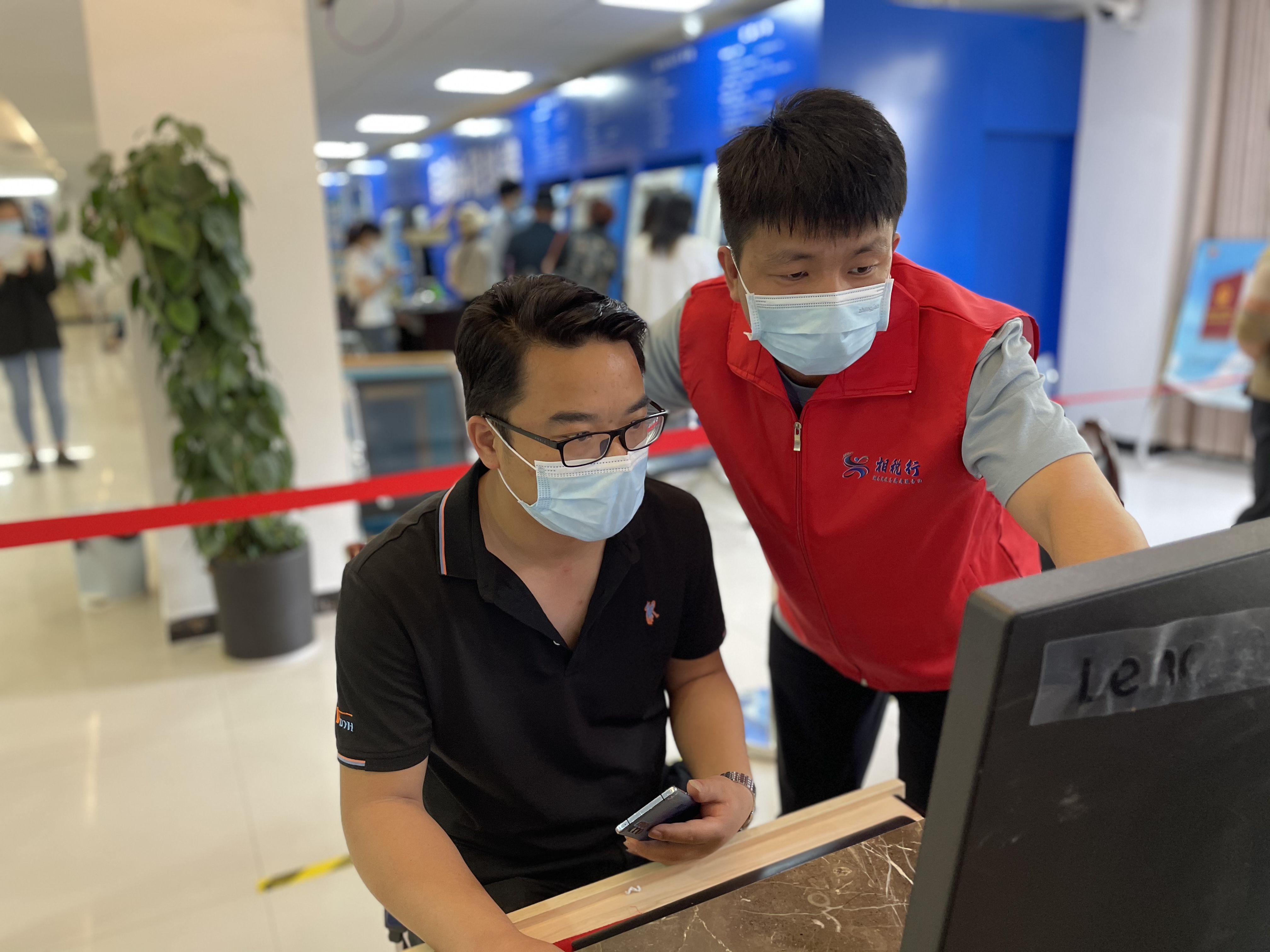 志愿者为纳税人解答疑惑.jpg