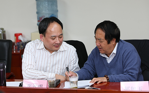 与会者交流看法.jpg